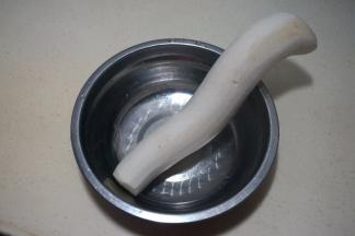 白萝卜刮掉外皮，如果特别干净也可以不刮