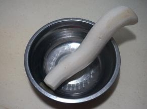 白萝卜刮掉外皮，如果特别干净也可以不刮