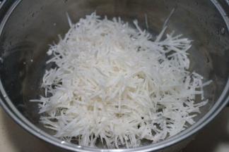 用擦丝器擦成细长丝