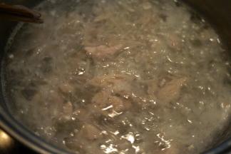 肉片要下锅了，小窍门要出场了！转小火，让水保持微开状态，用筷子将肉片一片片快速入锅中，待全部肉片都放进去了，就转大火，煮开即可关火，这时的肉片滑嫩嫩，汤鲜美