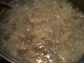 肉片要下锅了，小窍门要出场了！转小火，让水保持微开状态，用筷子将肉片一片片快速入锅中，待全部肉片都放进去了，就转大火，煮开即可关火，这时的肉片滑嫩嫩，汤鲜美