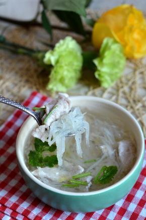 出锅前根据口味撒盐，淋少许橄榄油、撒少许香菜