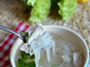 出锅前根据口味撒盐，淋少许橄榄油、撒少许香菜