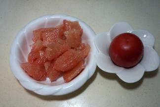 红心柚子剥皮，西红柿洗净