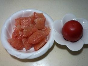 红心柚子剥皮，西红柿洗净
