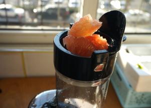 将柚子送入进料口