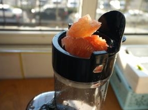 将柚子送入进料口