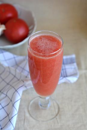 混合好的番茄柚子汁，粉红色的好漂亮，赶快喝一口
