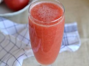 混合好的番茄柚子汁，粉红色的好漂亮，赶快喝一口