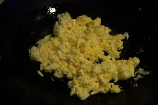 炒锅中倒适量油，油7、8成热时，将打散的鸡蛋液倒入锅中，用筷子顺着一个方向搅动，很快成均匀的鸡蛋块，盛出备用