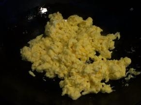 炒锅中倒适量油，油7、8成热时，将打散的鸡蛋液倒入锅中，用筷子顺着一个方向搅动，很快成均匀的鸡蛋块，盛出备用