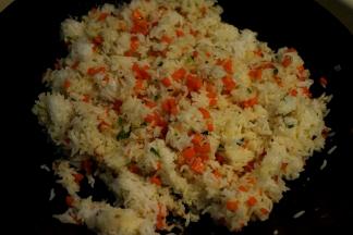 将米饭倒入锅中，小火，用铲子不停翻炒，使米团成米粒