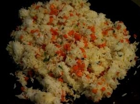 将米饭倒入锅中，小火，用铲子不停翻炒，使米团成米粒