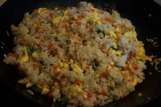 再根据口味撒入适量盐，翻拌均匀出锅