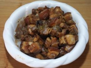 一碗炖好的红烧肉准备好