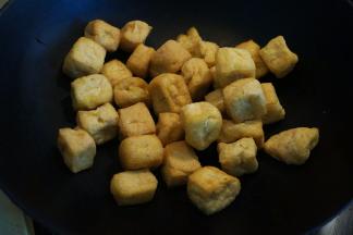 油豆腐撕一小口扔锅里
