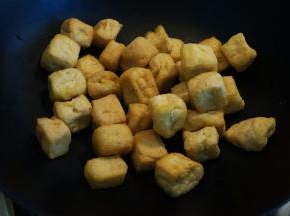 油豆腐撕一小口扔锅里