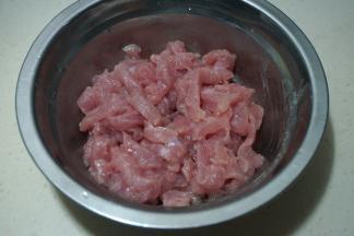 肉丝加少许淀粉、料酒、盐，抓均匀，腌10分钟