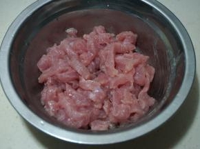 肉丝加少许淀粉、料酒、盐，抓均匀，腌10分钟