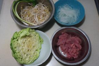 猪肉切丝，粉丝提前用凉水泡软、剪短，豆芽洗两遍