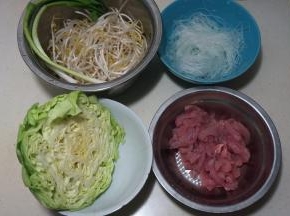 猪肉切丝，粉丝提前用凉水泡软、剪短，豆芽洗两遍