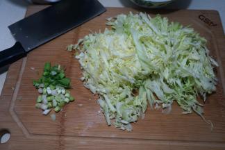 圆白菜切细丝，青蒜切碎