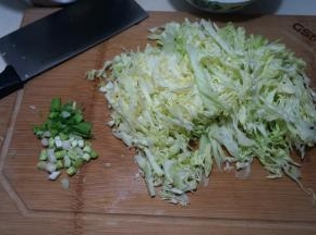 圆白菜切细丝，青蒜切碎