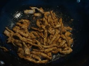 热锅凉油，将肉丝入锅，用铲子尖或者筷子迅速划散，再倒入适量的酱油调色入味，盛出备用