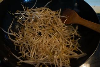 锅中留底油，将豆芽入锅中翻炒断生
