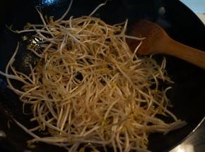 锅中留底油，将豆芽入锅中翻炒断生