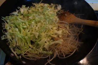 再倒入圆白菜丝翻炒