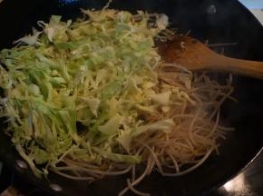 再倒入圆白菜丝翻炒