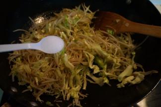 加入少许盐，让菜略变软