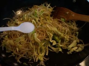 加入少许盐，让菜略变软