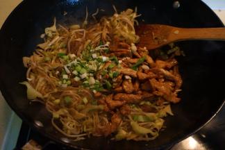 肉丝倒回锅中，撒入青蒜末，翻拌均匀，出锅