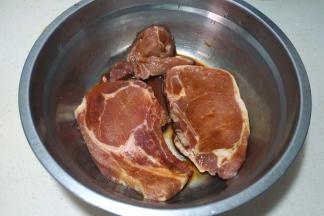 倒少许酱油腌10分钟