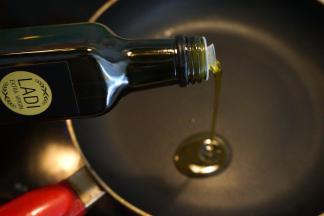 平底煎锅中倒少许橄榄油，与此同时另一锅坐开水准备煮面