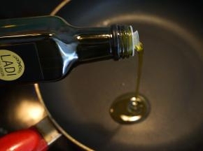 平底煎锅中倒少许橄榄油，与此同时另一锅坐开水准备煮面