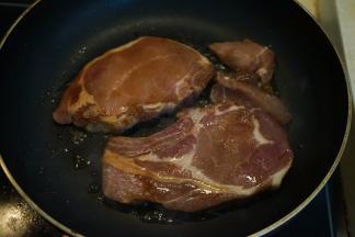 将猪大排码放在锅中，中小火慢煎