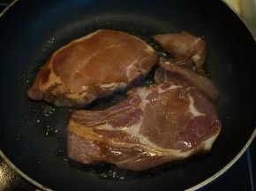 将猪大排码放在锅中，中小火慢煎