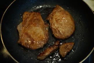 将腌肉的酱油汁倒入锅中，让猪大排充分入味，小火，可以锁住肉汁，保持鲜美