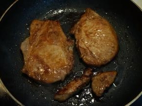 将腌肉的酱油汁倒入锅中，让猪大排充分入味，小火，可以锁住肉汁，保持鲜美