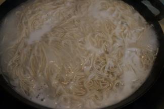 另一锅水开后，将面条煮熟