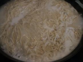 另一锅水开后，将面条煮熟