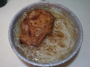 煮熟的面条捞入碗中，想喝浓稠的就用原汤，想喝清爽点的就倒热水，将猪排夹入碗中，再倒点酱油