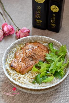 芹菜叶撒在汤上，研磨少许黑胡椒在猪排上，再淋少许榄蒂橄榄油