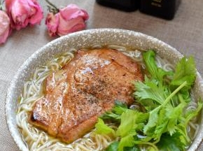 芹菜叶撒在汤上，研磨少许黑胡椒在猪排上，再淋少许榄蒂橄榄油