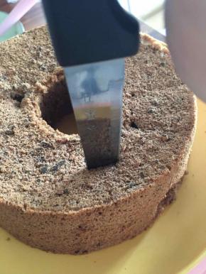 如图，小心地将刀垂直插入，共戳8个洞。