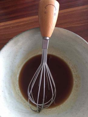 将细砂糖和咖啡力娇酒混合均匀。