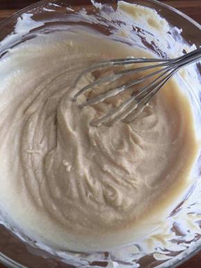 加入咖啡力娇酒和砂糖混合物，继续搅拌至均匀，如图。